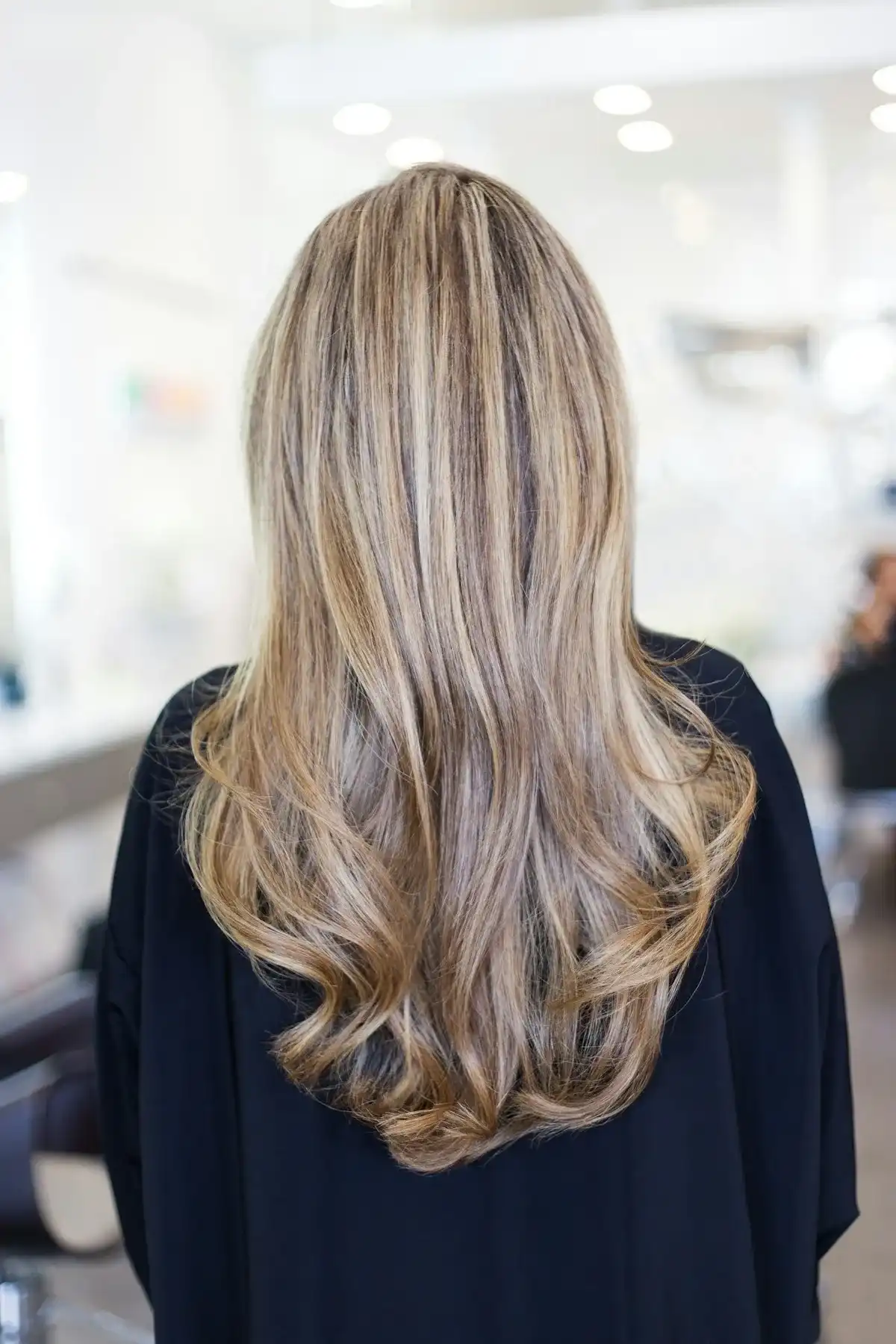 Cheveux coiffés avec soin dans un salon lumineux